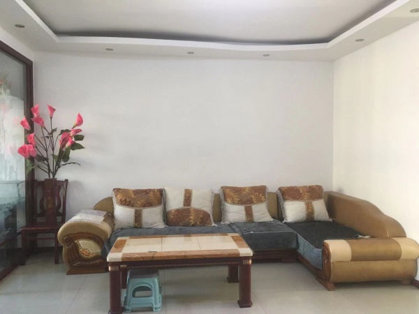 东方名苑5楼出租